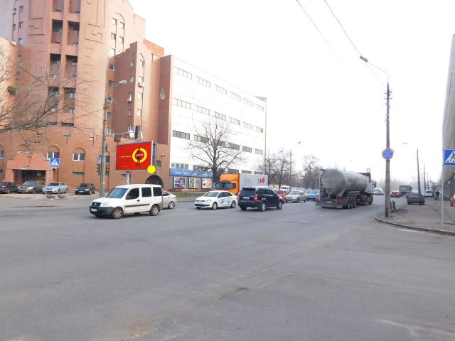 Призма 6x3,  Скляренко вул., на перехресті з Куренівської вул., в центр