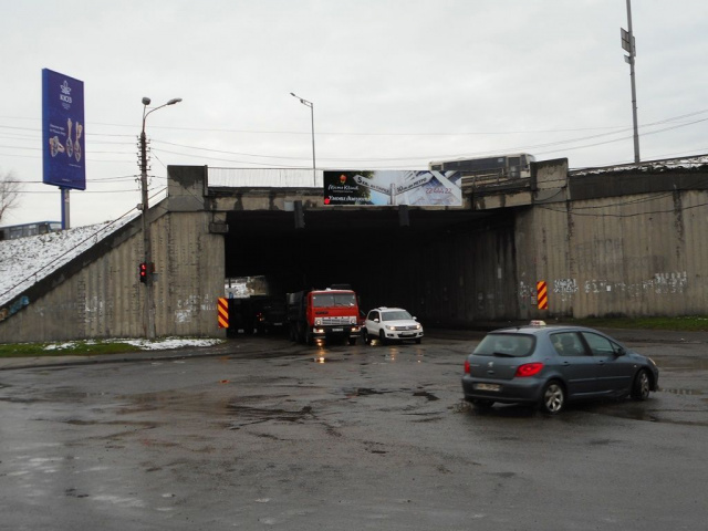 Міст 2x8,  Шляхопровід на перетині Наддніпрянського шосе та вул. Будіндустрії, збоку Набережно-Печерської дороги