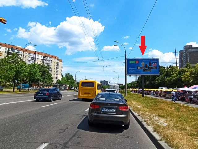 Призма 6x3,  Правди просп., 17В (супермаркет "Varus", Watsons), в напрямку  Вишгородська вул.